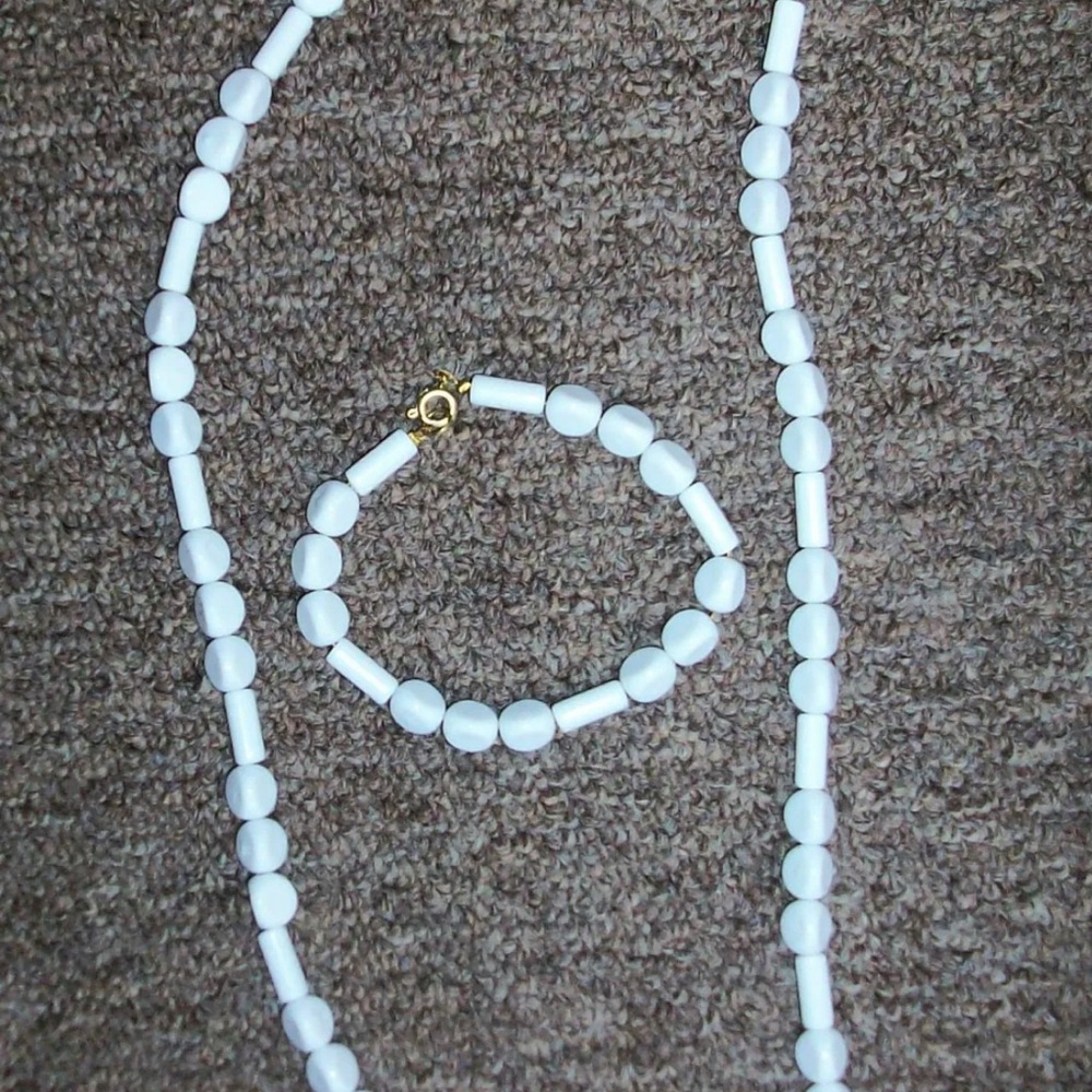 NEW 25” white bead necklace matching 8” bracelet
